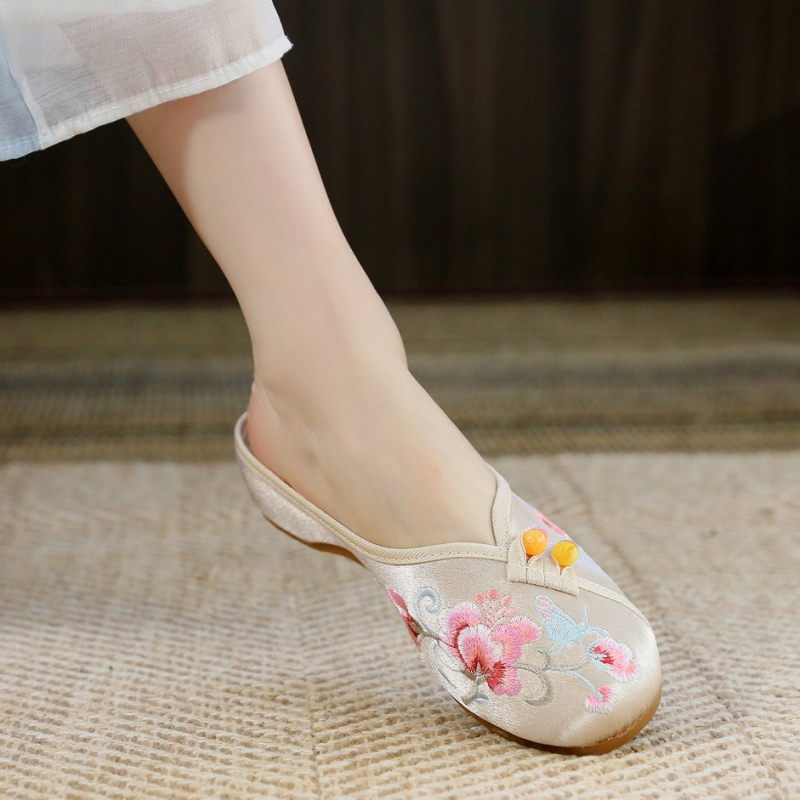 Dámske textilné topánky s výšivkou, uzavretá špička, etnický štýl, klinový podpätok, saténová vrchná časť