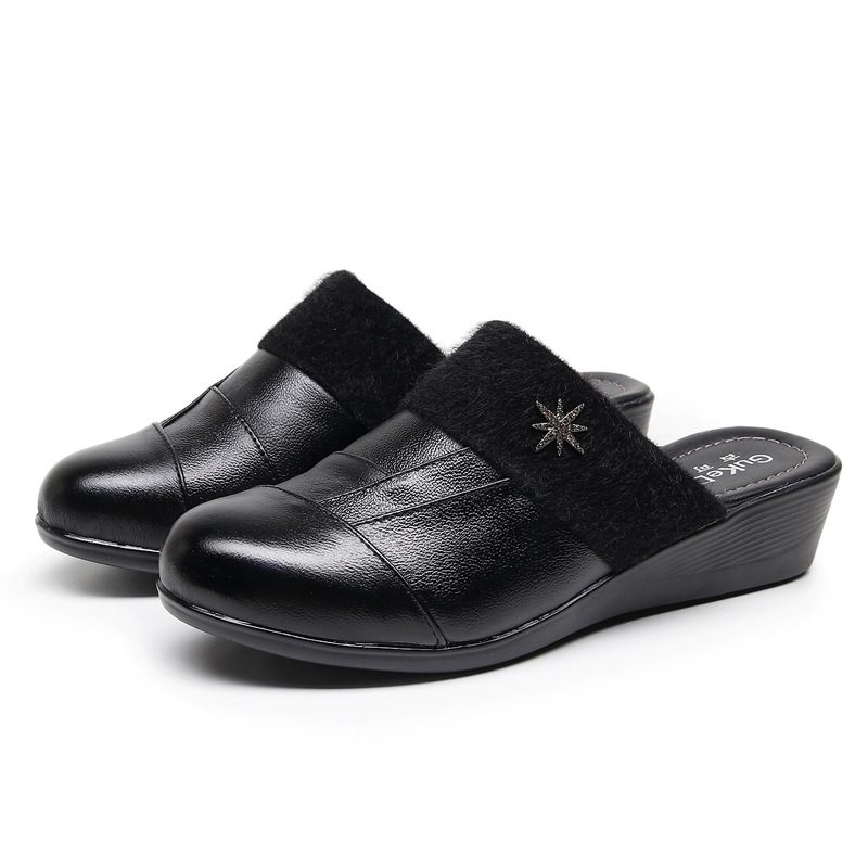 Papuci din piele naturală, căptuți cu fleece, cu toc în clin, vârf rotund, talpă din cauciuc și plastic