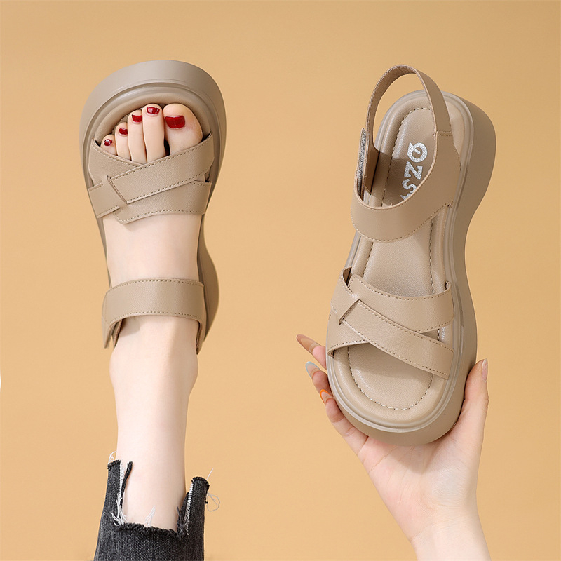 Egy pántos szandál vastag talppal, koreai stílus, 3–6 cm-es klín sarok, felsőrész: szuper rost