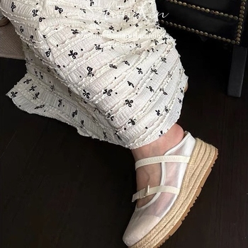 Sandale Mary Jane din paie cu toc înclinant – partea superioară din plasă, vârf rotund, talpă din cauciuc, vară 2024