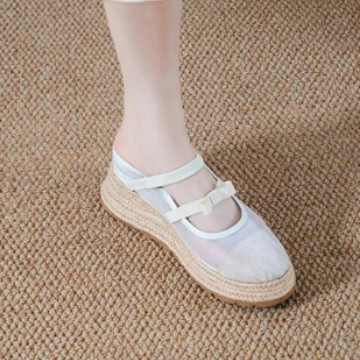 Sandale Mary Jane din paie cu toc înclinant – partea superioară din plasă, vârf rotund, talpă din cauciuc, vară 2024