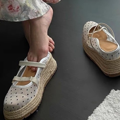 Sandale Mary Jane din paie cu toc înclinant – partea superioară din plasă, vârf rotund, talpă din cauciuc, vară 2024