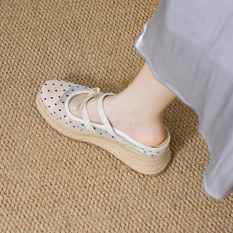 Sandale Mary Jane din paie cu toc înclinant – partea superioară din plasă, vârf rotund, talpă din cauciuc, vară 2024