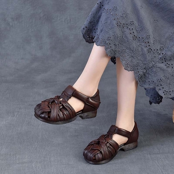 Sandale cu perforații pentru femei – partea superioară: piele de prim strat; Închidere: Velcro; Talpă: cauciuc; Toc: în formă de pană; Vârf: rotund