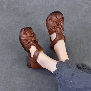 Sandale cu perforații pentru femei – partea superioară: piele de prim strat; Închidere: Velcro; Talpă: cauciuc; Toc: în formă de pană; Vârf: rotund