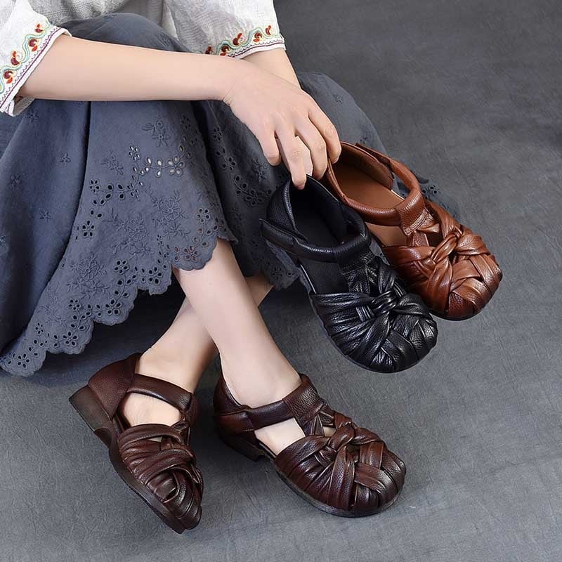 Sandale cu perforații pentru femei – partea superioară: piele de prim strat; Închidere: Velcro; Talpă: cauciuc; Toc: în formă de pană; Vârf: rotund