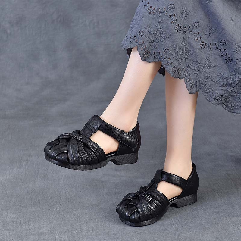 Sandale cu perforații pentru femei – partea superioară: piele de prim strat; Închidere: Velcro; Talpă: cauciuc; Toc: în formă de pană; Vârf: rotund