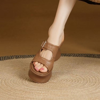 Dámske sandále s jedným remienkom a platformou, horná časť z mikrovlákna, gumová podrážka, guľatá špička