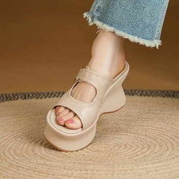 Dámske sandále s jedným remienkom a platformou, horná časť z mikrovlákna, gumová podrážka, guľatá špička