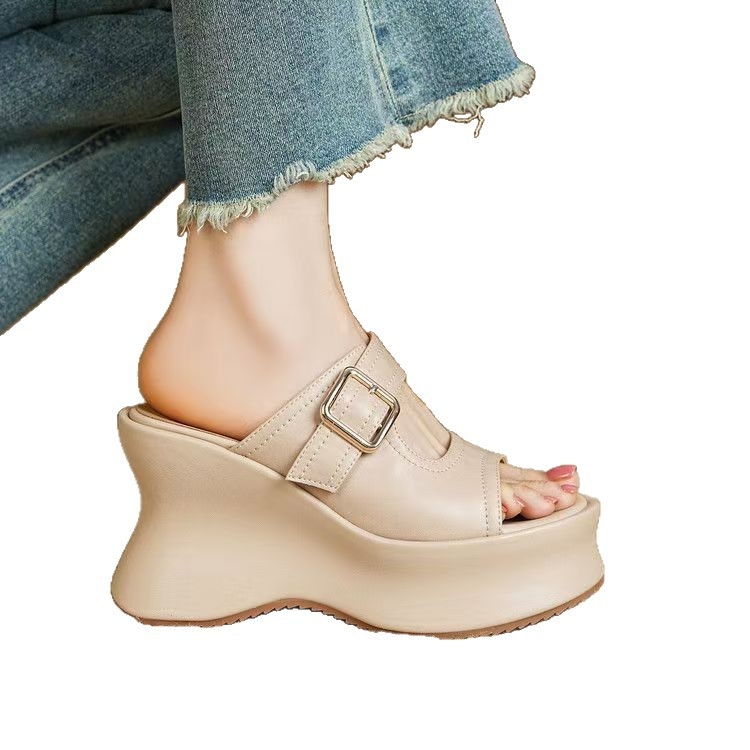 Dámske sandále s jedným remienkom a platformou, horná časť z mikrovlákna, gumová podrážka, guľatá špička