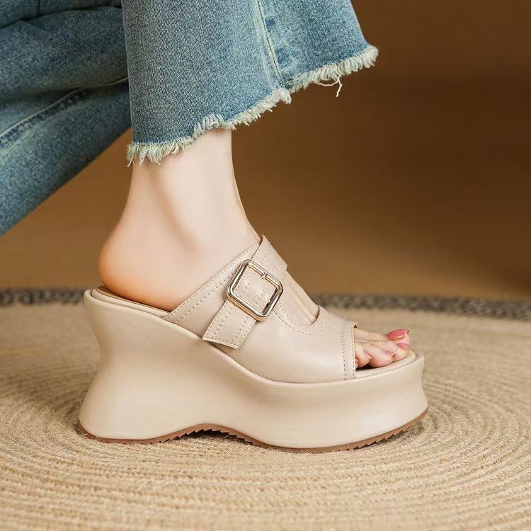 Dámske sandále s jedným remienkom a platformou, horná časť z mikrovlákna, gumová podrážka, guľatá špička