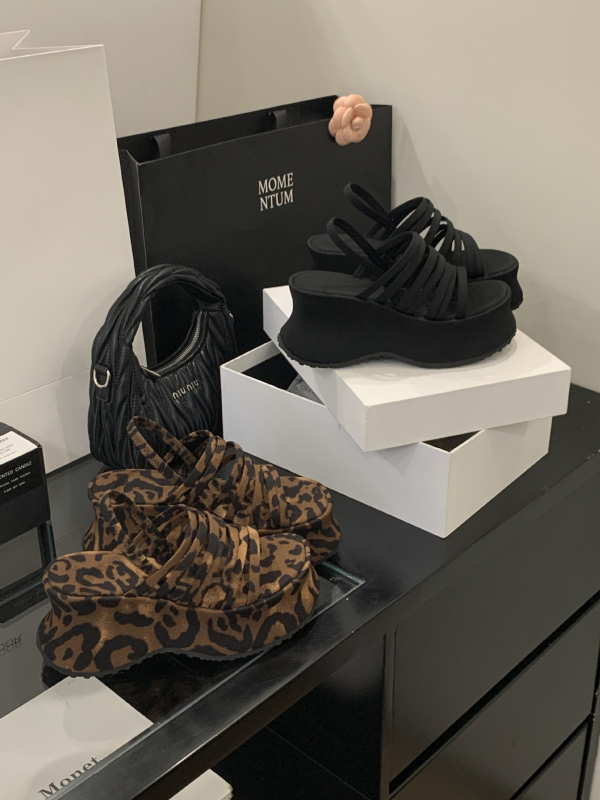 Dámske sandále s jedným pásom, 8 cm hrubá podrážka, okrúhla špička, horný materiál: super vlákno, vnútorný materiál: super vlákno, podrážka: guma