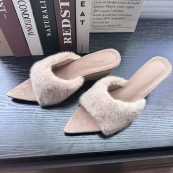 Dámske papuče s klinovým podpätkom z kožušiny, otvorený prst, gumová podrážka, PU vnútorná časť, jeseň 2025