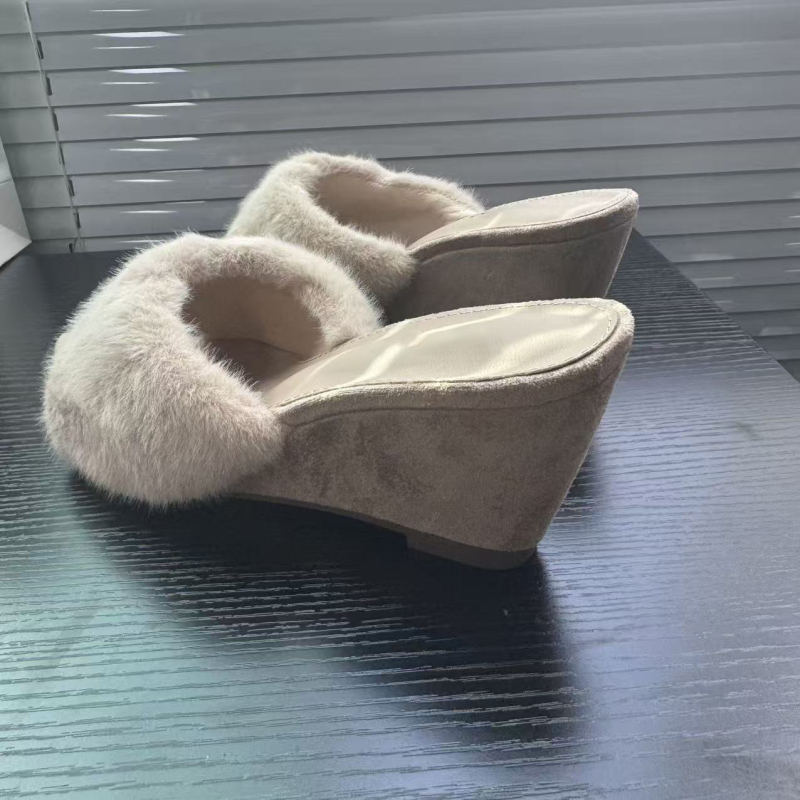 Dámske papuče s klinovým podpätkom z kožušiny, otvorený prst, gumová podrážka, PU vnútorná časť, jeseň 2025