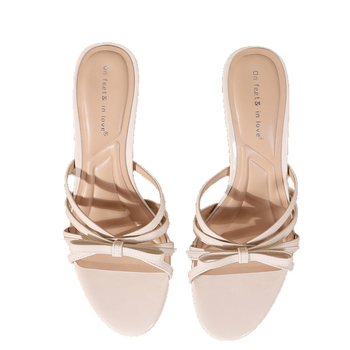 Sandale cu o curea și funda – piele lucioasă, vârf rotund, închidere cu cataramă, toc în clină 6–8 cm