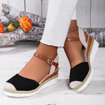 Női szandál klínus sarokkal, zárt orrú, textil felsőrész, PU talp, PU belső, csattal záródó