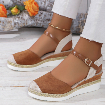 Női szandál klínus sarokkal, zárt orrú, textil felsőrész, PU talp, PU belső, csattal záródó