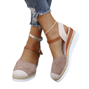 Női szandál klínus sarokkal, zárt orrú, textil felsőrész, PU talp, PU belső, csattal záródó