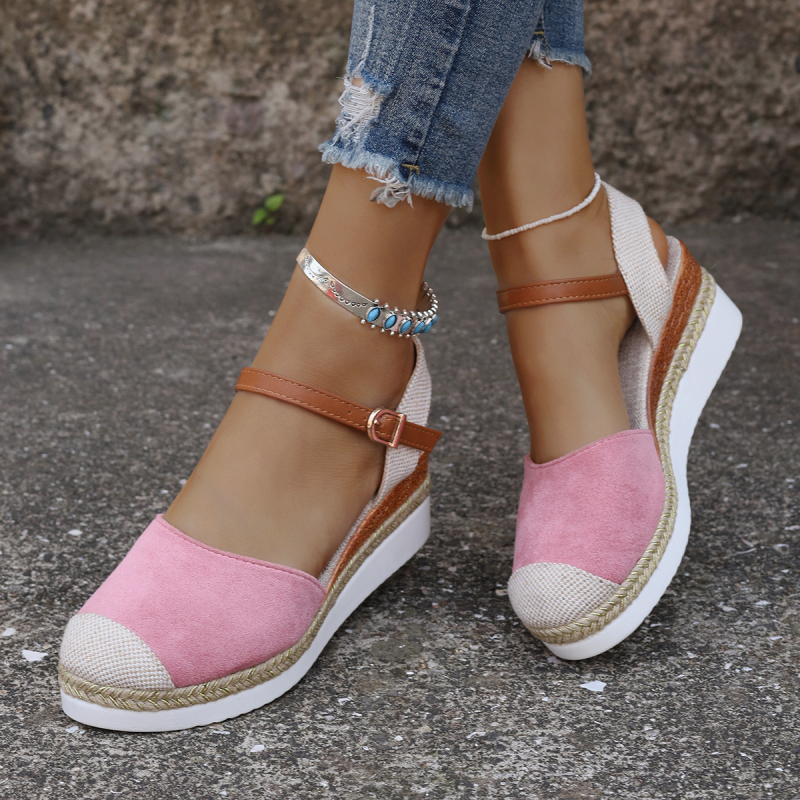 Női szandál klínus sarokkal, zárt orrú, textil felsőrész, PU talp, PU belső, csattal záródó