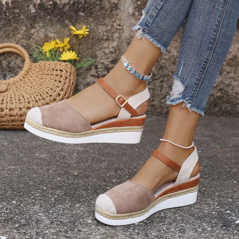 Női szandál klínus sarokkal, zárt orrú, textil felsőrész, PU talp, PU belső, csattal záródó