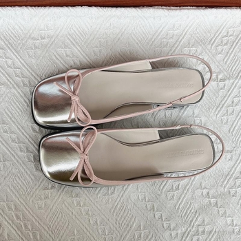 Mary Jane szandál, négyzetes orrú, vastag sarkú, nyitott hátsó rész, masni dísz, T-alakú csattal záródó