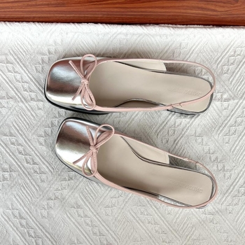 Mary Jane szandál, négyzetes orrú, vastag sarkú, nyitott hátsó rész, masni dísz, T-alakú csattal záródó