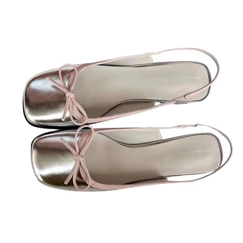 Mary Jane szandál, négyzetes orrú, vastag sarkú, nyitott hátsó rész, masni dísz, T-alakú csattal záródó