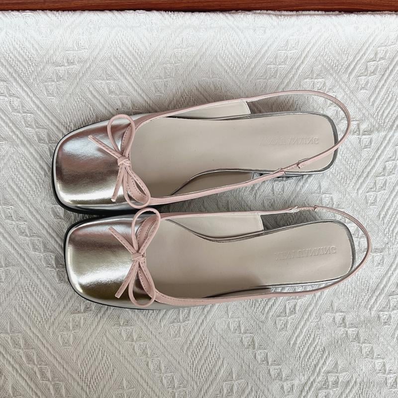 Mary Jane szandál, négyzetes orrú, vastag sarkú, nyitott hátsó rész, masni dísz, T-alakú csattal záródó