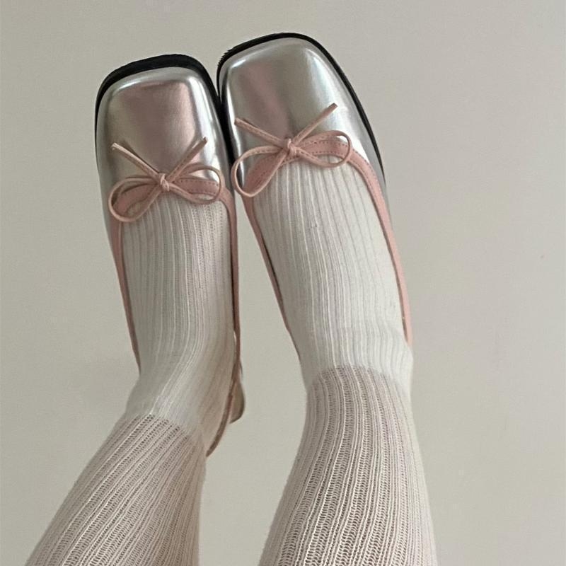 Mary Jane szandál, négyzetes orrú, vastag sarkú, nyitott hátsó rész, masni dísz, T-alakú csattal záródó