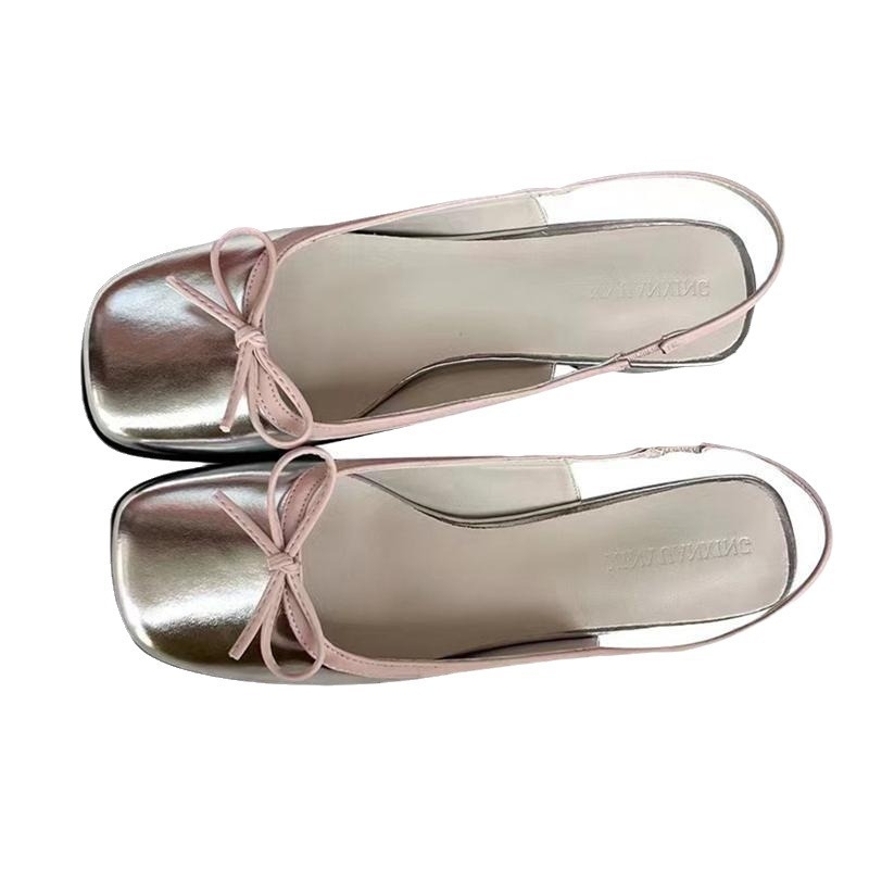 Mary Jane szandál, négyzetes orrú, vastag sarkú, nyitott hátsó rész, masni dísz, T-alakú csattal záródó