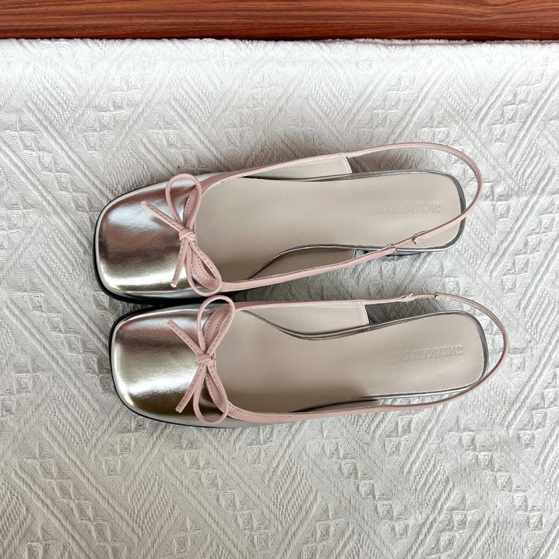 Mary Jane szandál, négyzetes orrú, vastag sarkú, nyitott hátsó rész, masni dísz, T-alakú csattal záródó