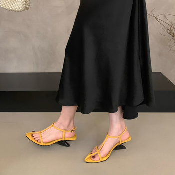 Sandále s klinom a vysokým opätkom, špičatý nos, jeden remienok, velúr vrch, leopardí vzor, leto 2025