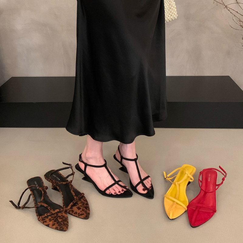 Sandále s klinom a vysokým opätkom, špičatý nos, jeden remienok, velúr vrch, leopardí vzor, leto 2025