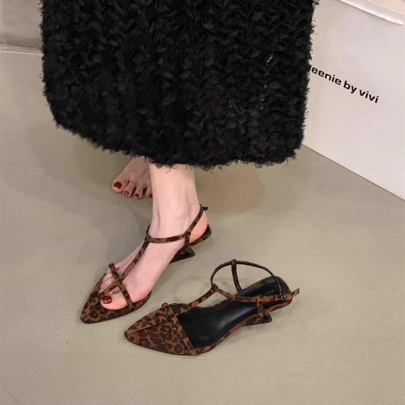 Sandále s klinom a vysokým opätkom, špičatý nos, jeden remienok, velúr vrch, leopardí vzor, leto 2025