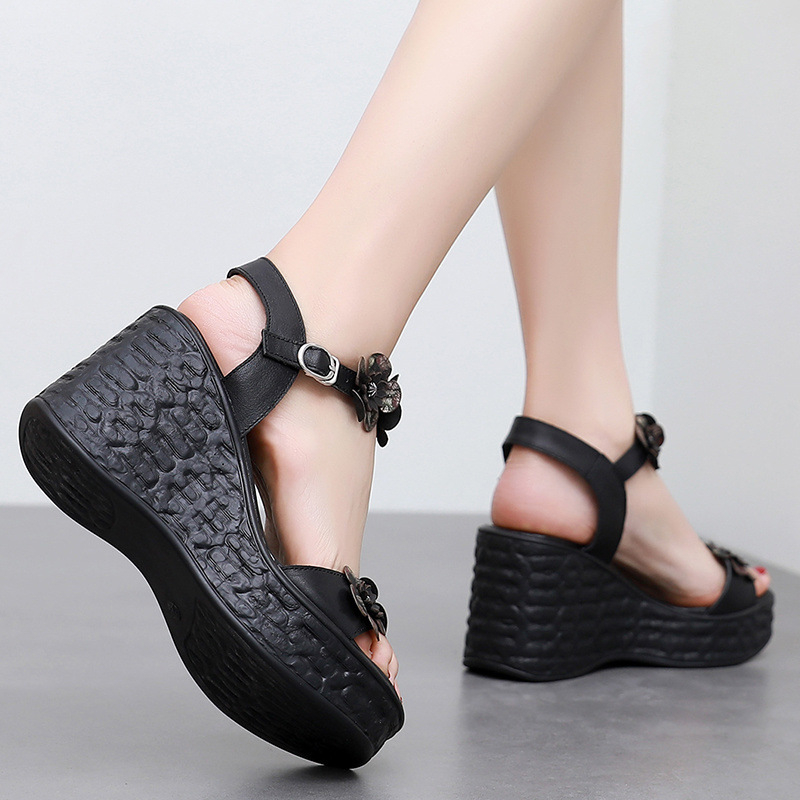 Дамски сандали от естествена кожа, горна част от първи и втори слой кожа, отворен пръст, клин над 8 см, дебела платформа, микрофибърна подплата