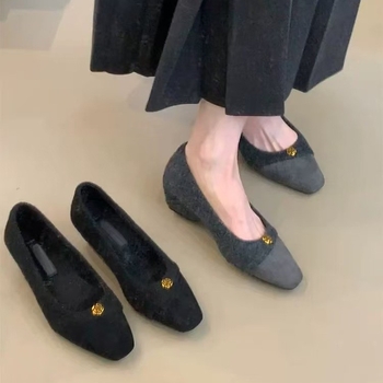 Ženske sandale s jednim remenom, slip-on — oštar vrh, kožnati gornji dio, gumena potplat, niski klin