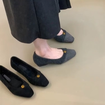 Ženske sandale s jednim remenom, slip-on — oštar vrh, kožnati gornji dio, gumena potplat, niski klin