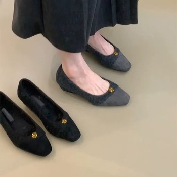 Ženske sandale s jednim remenom, slip-on — oštar vrh, kožnati gornji dio, gumena potplat, niski klin