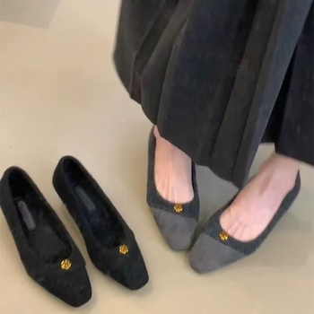 Ženske sandale s jednim remenom, slip-on — oštar vrh, kožnati gornji dio, gumena potplat, niski klin