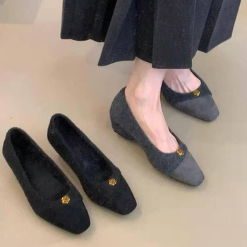 Ženske sandale s jednim remenom, slip-on — oštar vrh, kožnati gornji dio, gumena potplat, niski klin