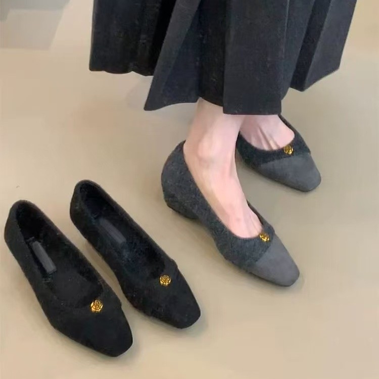 Ženske sandale s jednim remenom, slip-on — oštar vrh, kožnati gornji dio, gumena potplat, niski klin