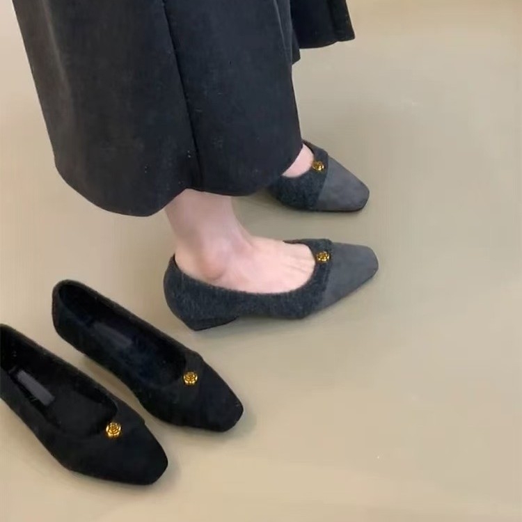 Ženske sandale s jednim remenom, slip-on — oštar vrh, kožnati gornji dio, gumena potplat, niski klin