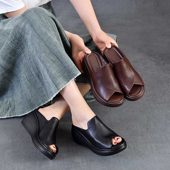 Papuci cu vârf închis, partea superioară din piele de vițel de primă clasă, toc tip pană retro, vârf în formă de gură de pește, talpă groasă