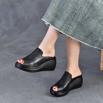 Papuci cu vârf închis, partea superioară din piele de vițel de primă clasă, toc tip pană retro, vârf în formă de gură de pește, talpă groasă