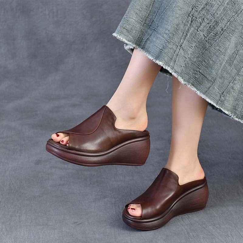 Papuci cu vârf închis, partea superioară din piele de vițel de primă clasă, toc tip pană retro, vârf în formă de gură de pește, talpă groasă