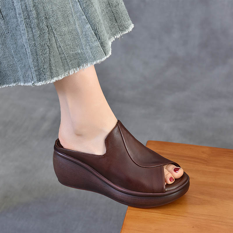 Papuci cu vârf închis, partea superioară din piele de vițel de primă clasă, toc tip pană retro, vârf în formă de gură de pește, talpă groasă