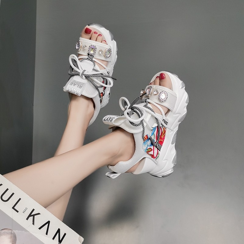 Rimske sandale s PU gornjim dijelom, okrugli vrh, prednji kaiš, mrežasta unutrašnjost, gumena potplat