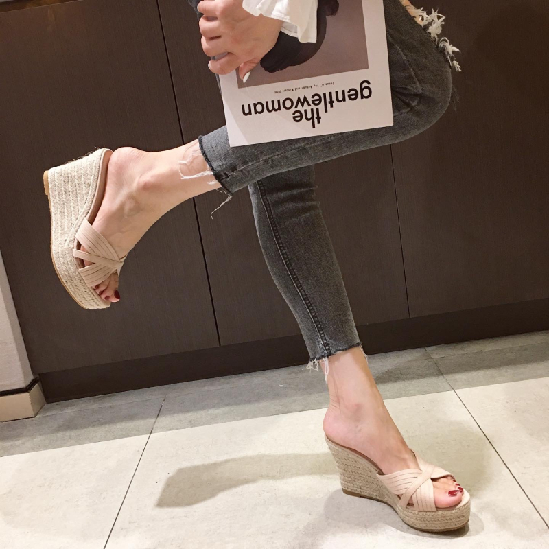 Ženske sandale s klinom-platformom i otvorom za prste, vamp od ovčjeg semiša, gumena potplata, podstava od mikrovlakana, rimski stil