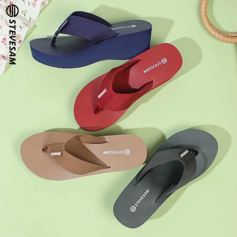 Ženske japanke s 6 cm debelom podlogom, klin 6–8 cm, PVC gornji dio, široka traka od tekstilne trake, protuklizna gumena podloga