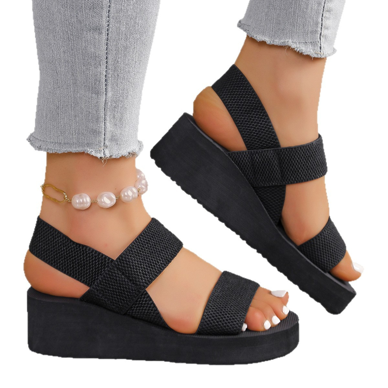 Sandale romane cu bretele încrucișate, partea superioară din țesătură, talpă din cauciuc, închidere cu cataramă, toc în pană 6–8 cm